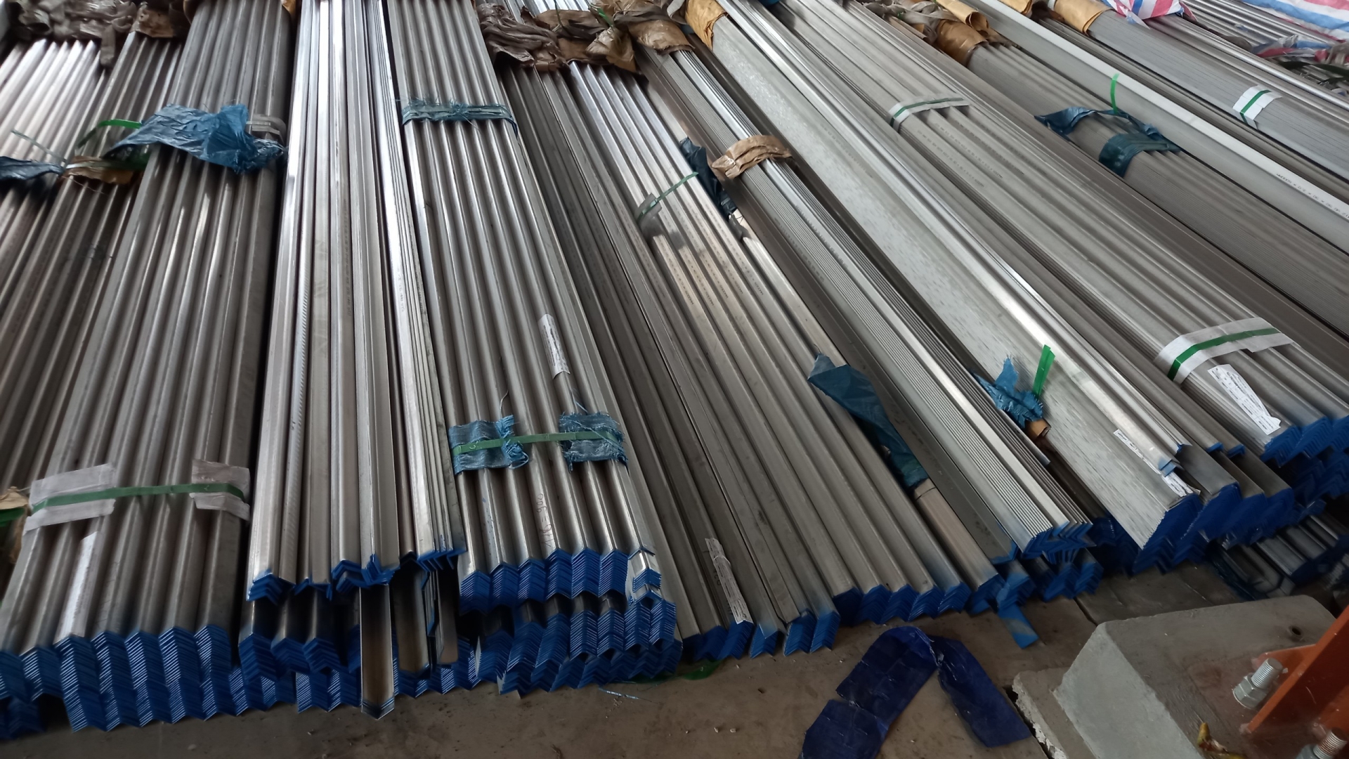 V chấn inox