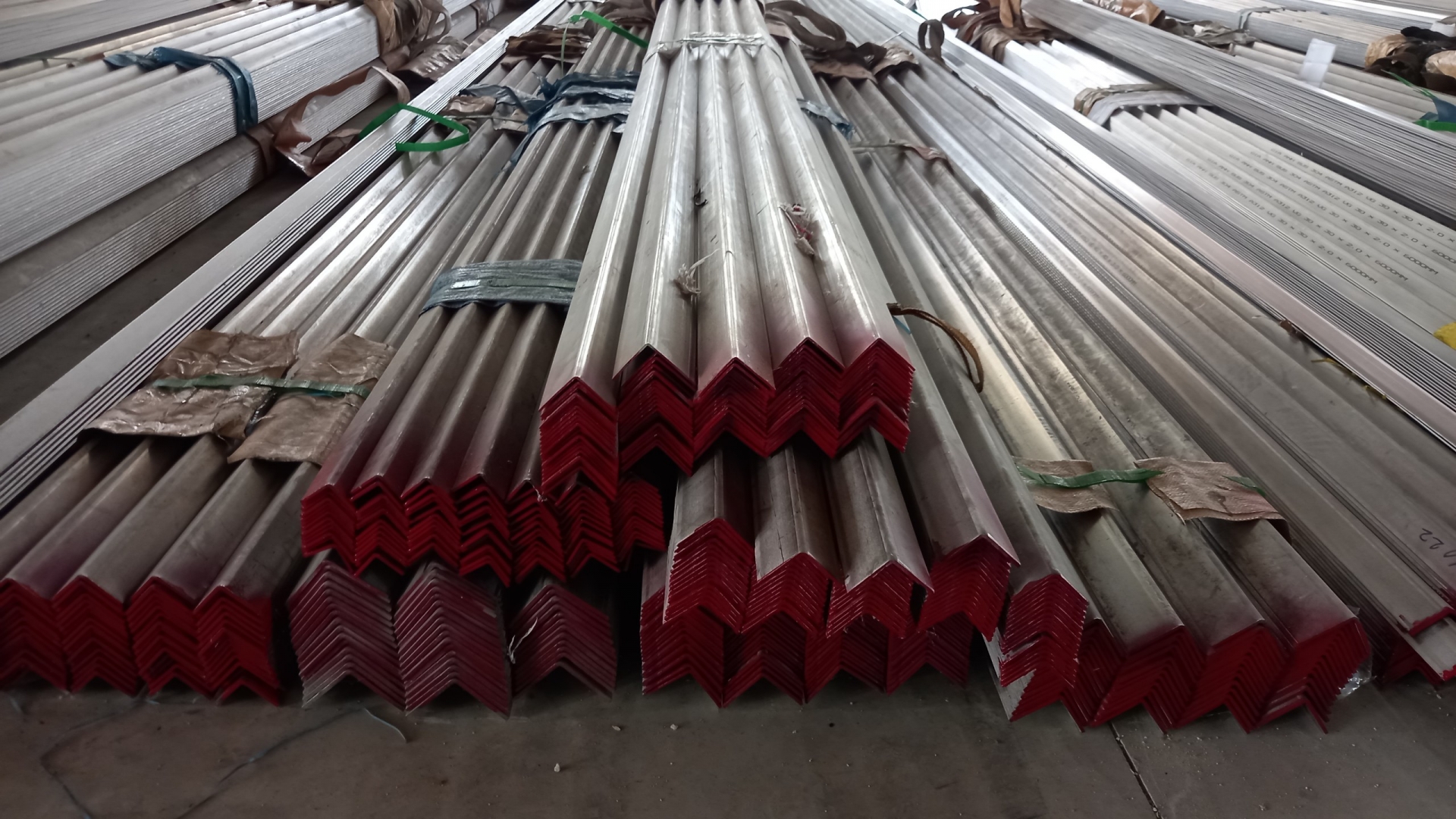 V chấn inox